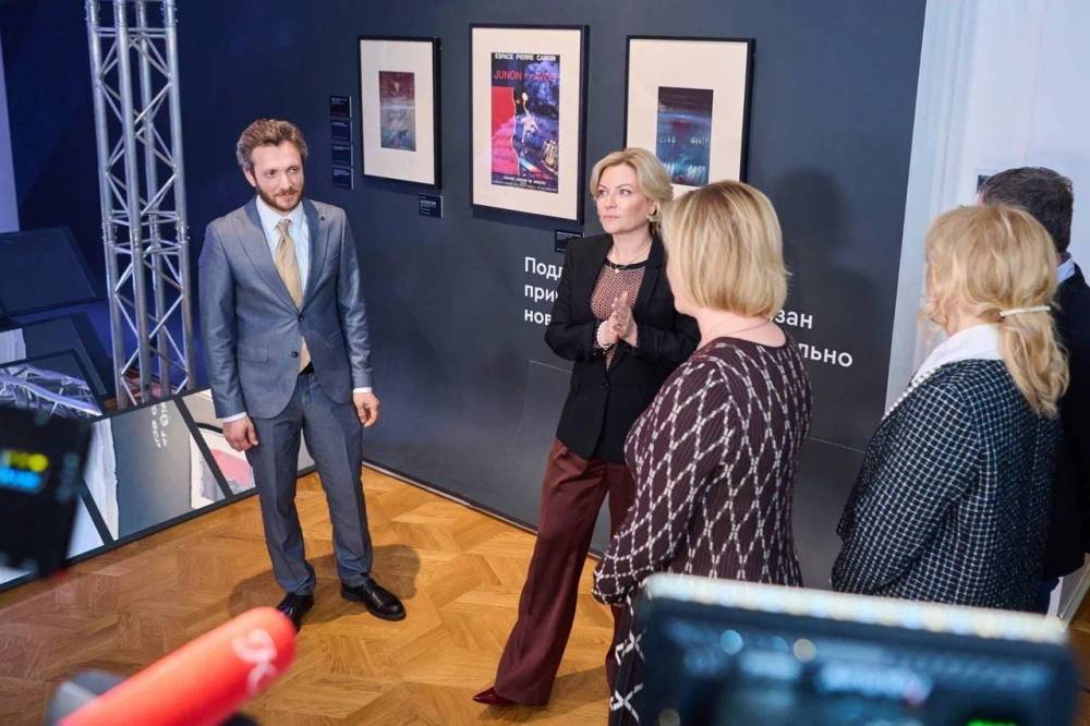 Министр культуры посетила посвященную Марку Захарову выставку