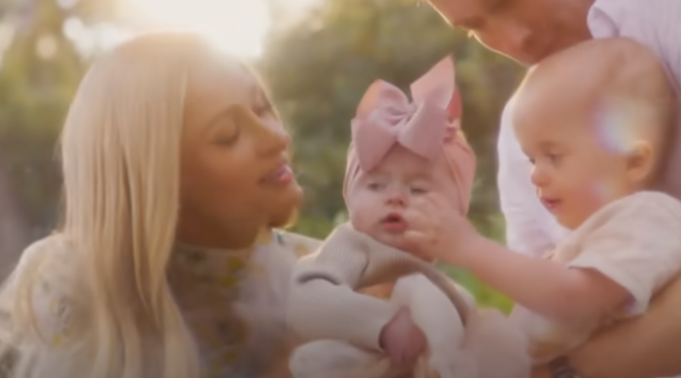 Пэрис Хилтон показала 4-месячную дочку и годовалого сына в клипе Fame Won’t Love You