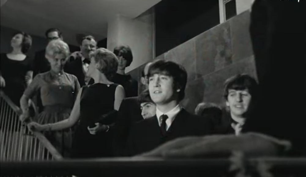 Топ-лотом торгов RR Auctions стала фотография с автографами The Beatles