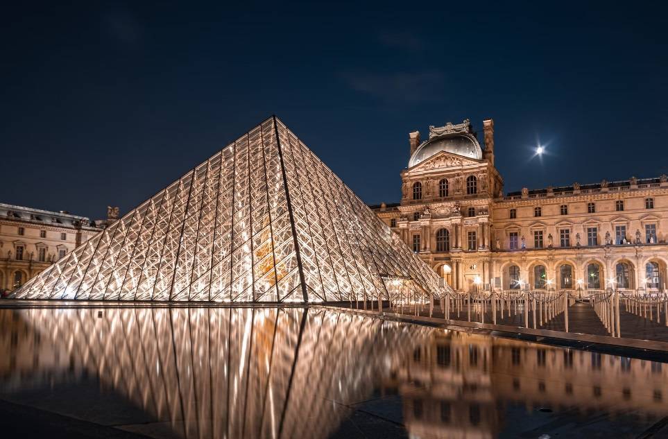 Лувр возглавил рейтинг популярных музеев мира от Google