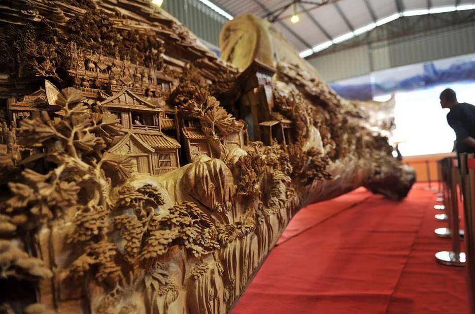 Самая длинная скульптура из ствола дерева