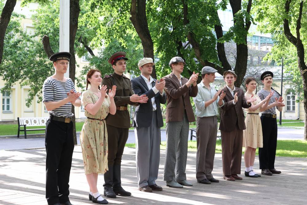 Фоторепортаж: в театре Армии прошла премьера спектакля-променада «1418» о Великой Отечественной войне