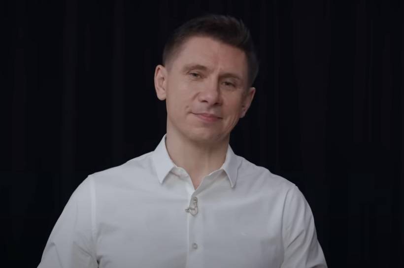 Комик Батрутдинов спел перед прохожими на Новом Арбате