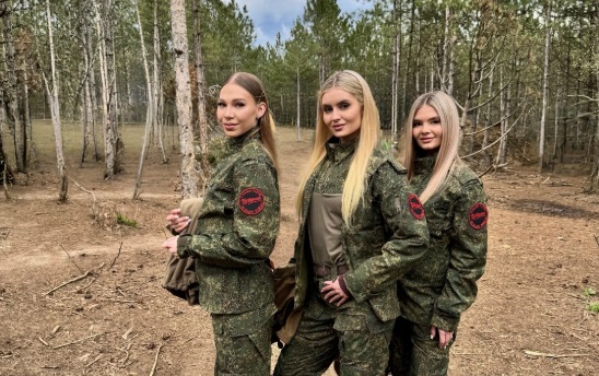 Группа «Катюша» выступила перед российскими военными в зоне СВО