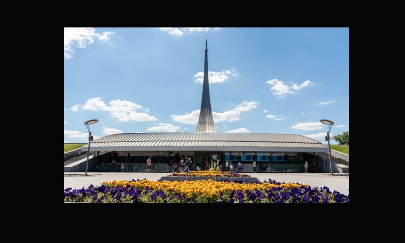 В Музее космонавтики открылась выставка произведений художественного стекла о космосе