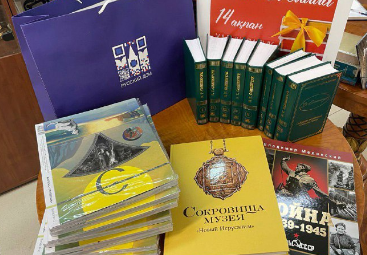 Русский дом в Астане передал книги в Национальную академическую библиотеку Казахстана ко Дню книгодарения