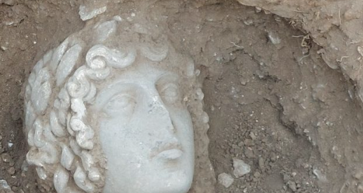 Греческие археологи нашли 1800-летнюю мраморную голову Аполлона