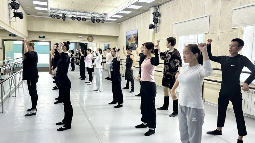 Артисты чукотского фольклорного ансамбля «Эргырон» дали мастер-класс для юных хореографов