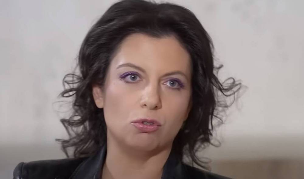 Симоньян поставила Ахматову в пример покинувшим РФ знаменитостям