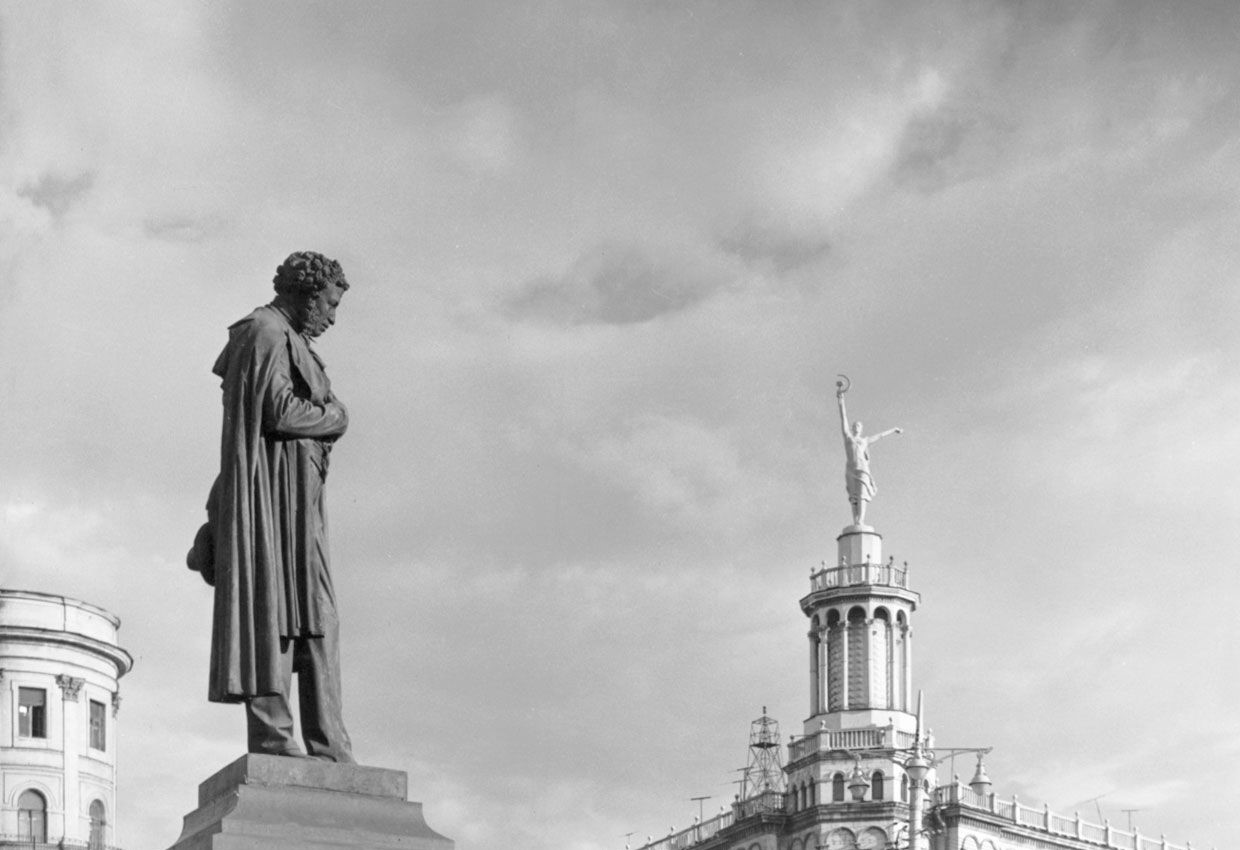 Москвичам предложили вернуть семиметровую статую балерины на Тверскую улицу