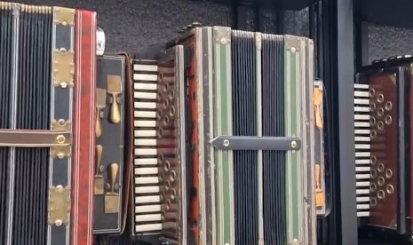 Выставка старинных адыгских гармошек из частного собрания Алана Шопарова открылась в Нальчике