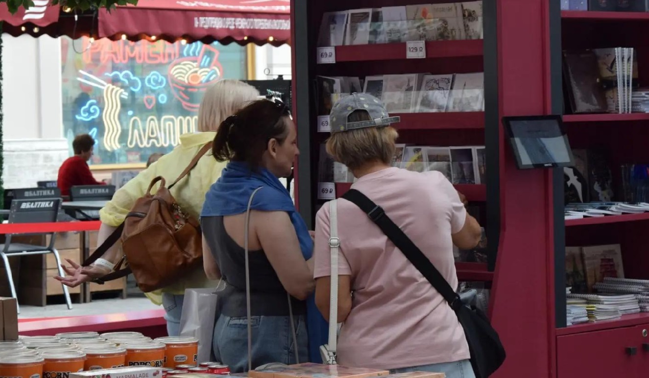 В Петербурге на Книжных аллеях проходит Неделя поэтов