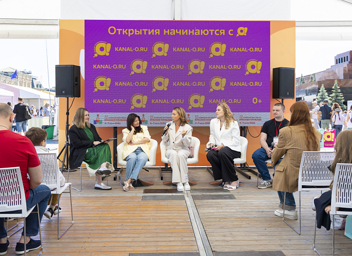 Фоторепортаж: телеканал «О!» провел паблик-ток «Как увлечь ребенка чтением?»